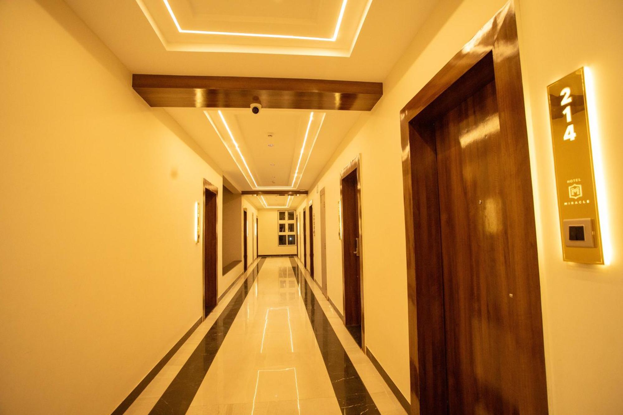 Hotel Miracle 2Km From Mahakal Temple Ujjain Esterno foto