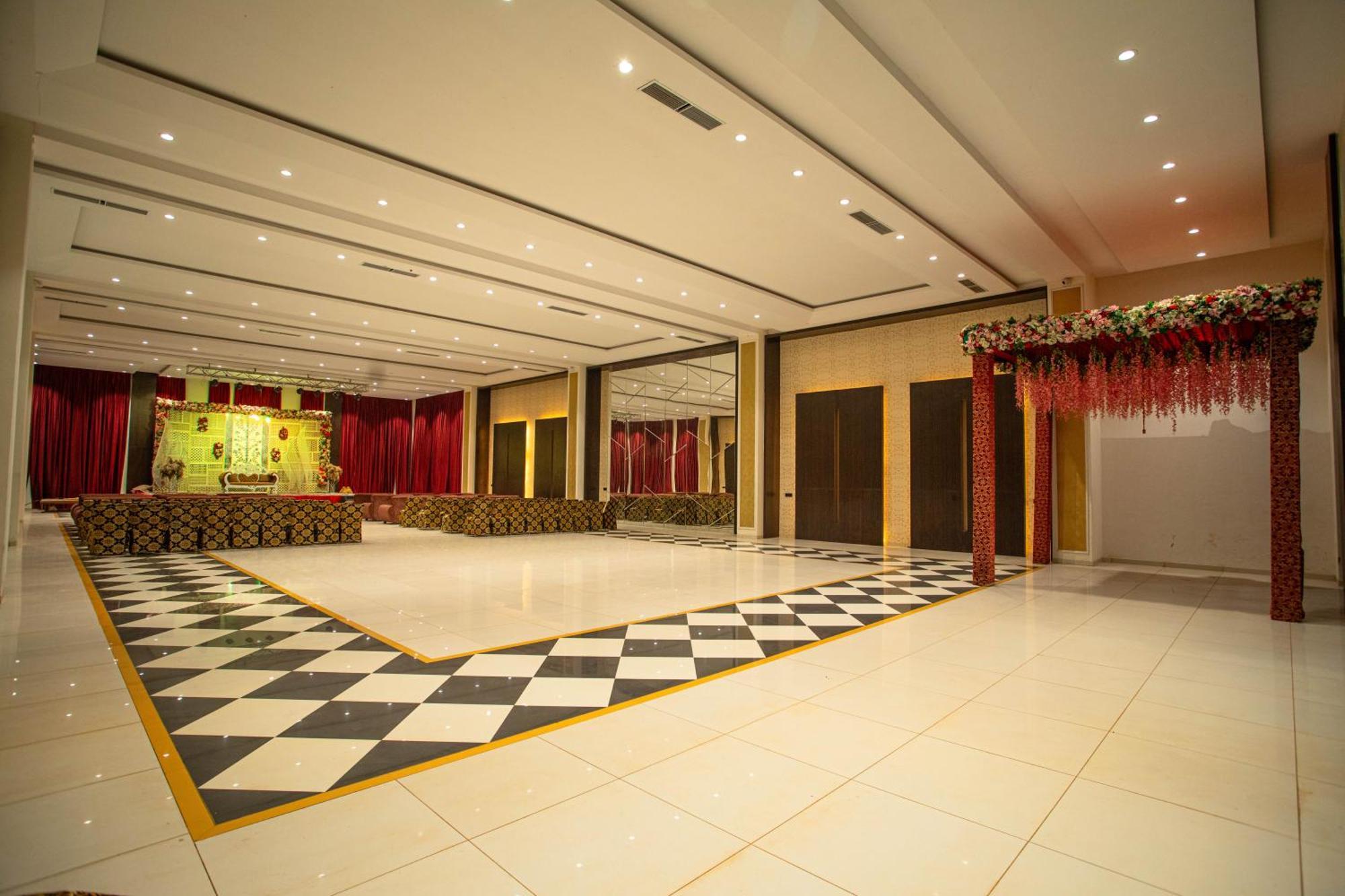 Hotel Miracle 2Km From Mahakal Temple Ujjain Esterno foto