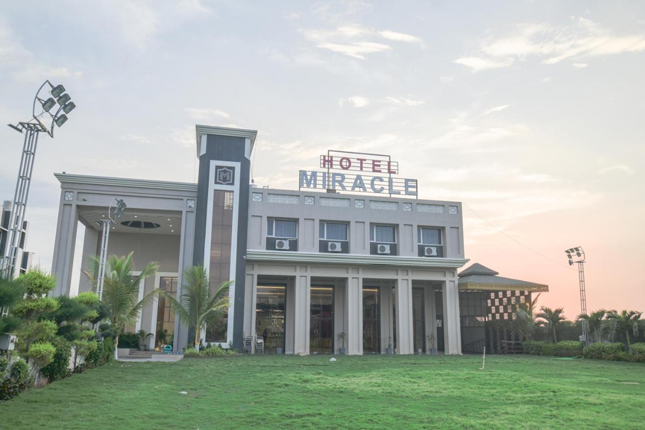 Hotel Miracle 2Km From Mahakal Temple Ujjain Esterno foto