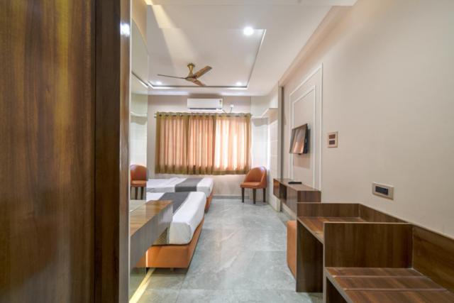 Hotel Miracle 2Km From Mahakal Temple Ujjain Esterno foto