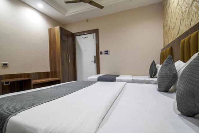 Hotel Miracle 2Km From Mahakal Temple Ujjain Esterno foto