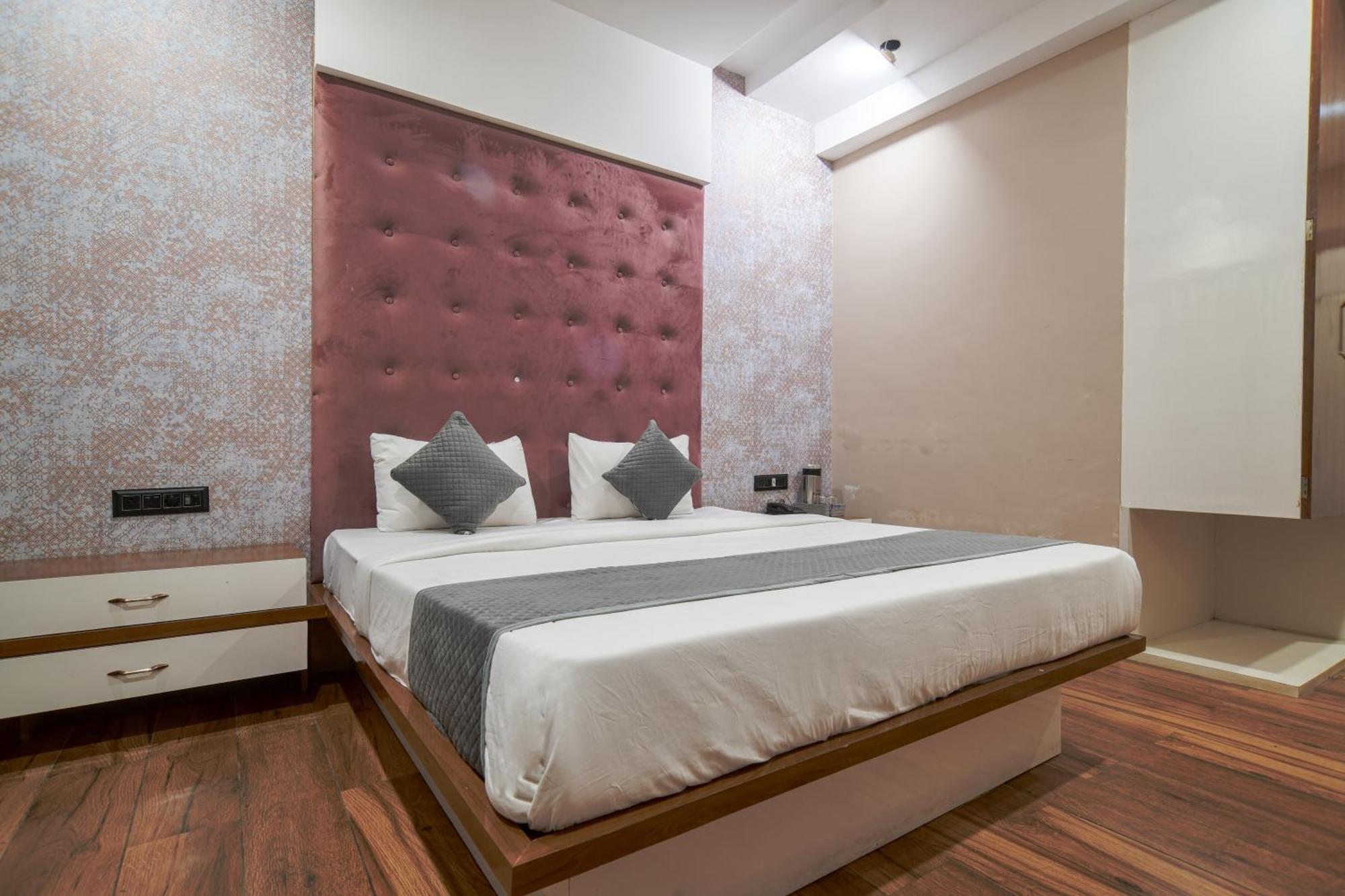 Hotel Miracle 2Km From Mahakal Temple Ujjain Esterno foto